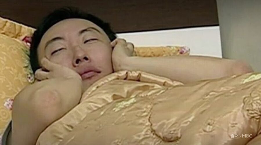 혼자만의 시간을 여유롭게 즐기는 사람, 산책이나 독서 등 비디지털 활동을 하는 장면