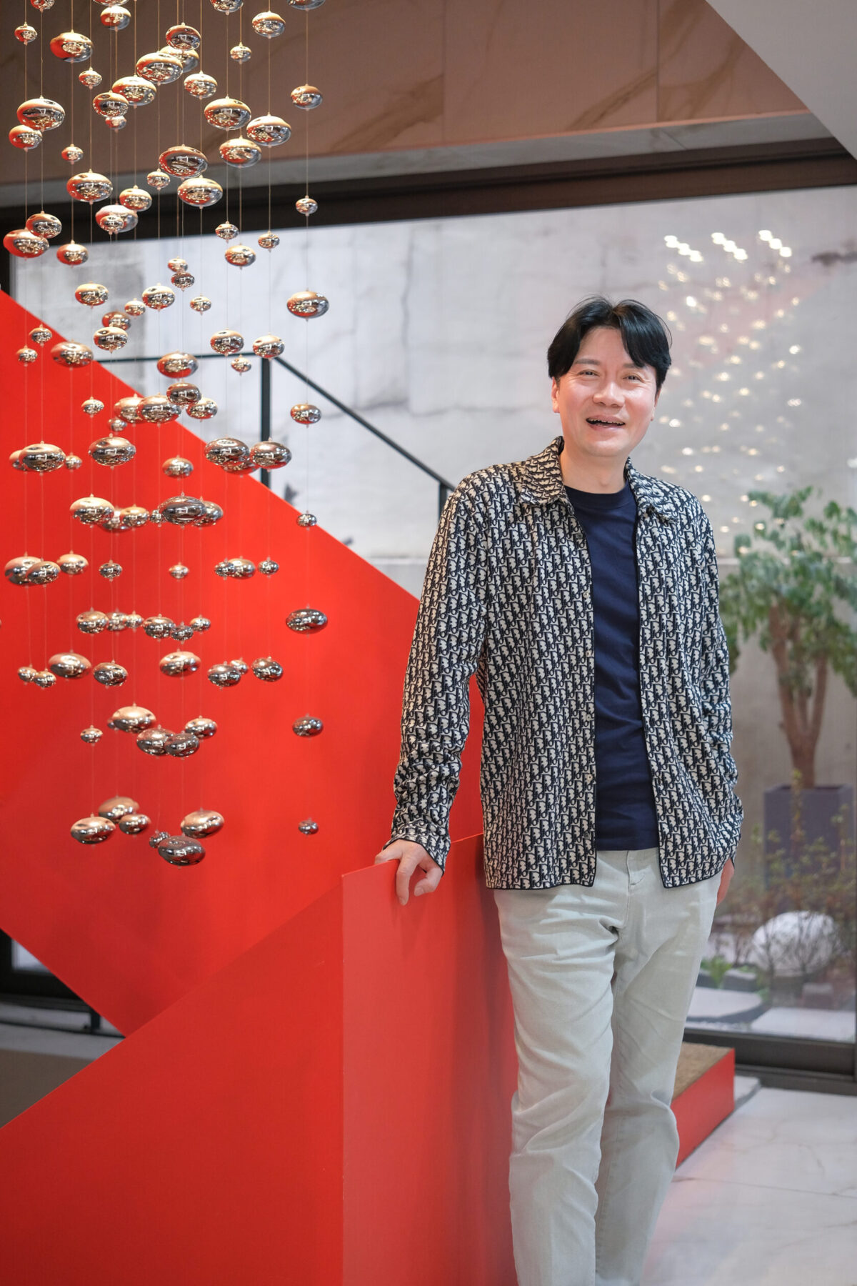 허재남 대표_계단 앞에서 포즈