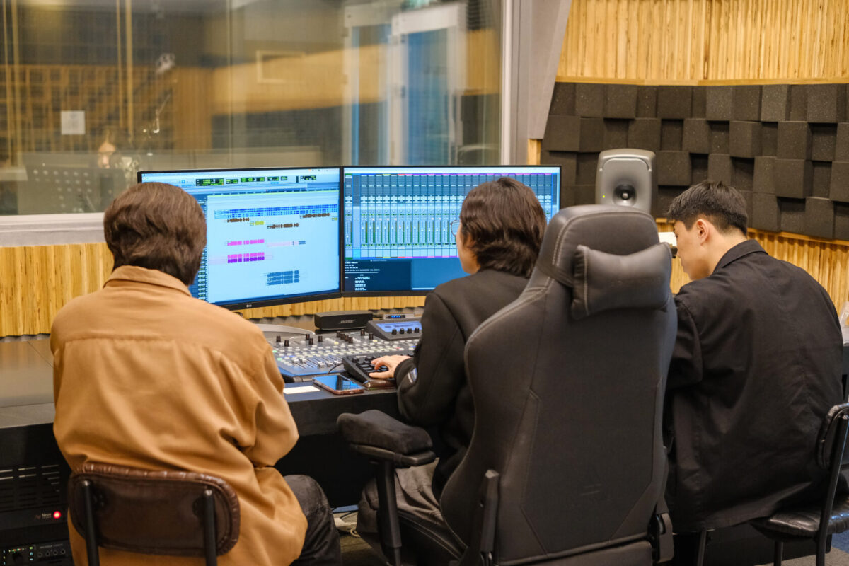 왼쪽부터 녹음실에서 실시간 편집 작업을 진행하고 있는 김주오 카피라이터, 정지운 PD, 송진황 매니저 (사진=디지털인사이트)