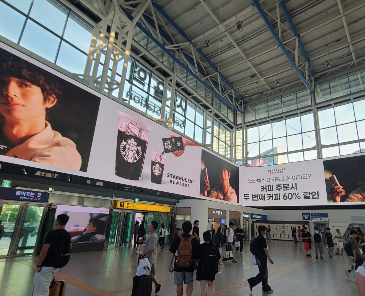 이달 초부터 본격 가동한 KTX 서울역 플랫폼111에서 광고가 송출되는 모습(사진=디지털 인사이트)