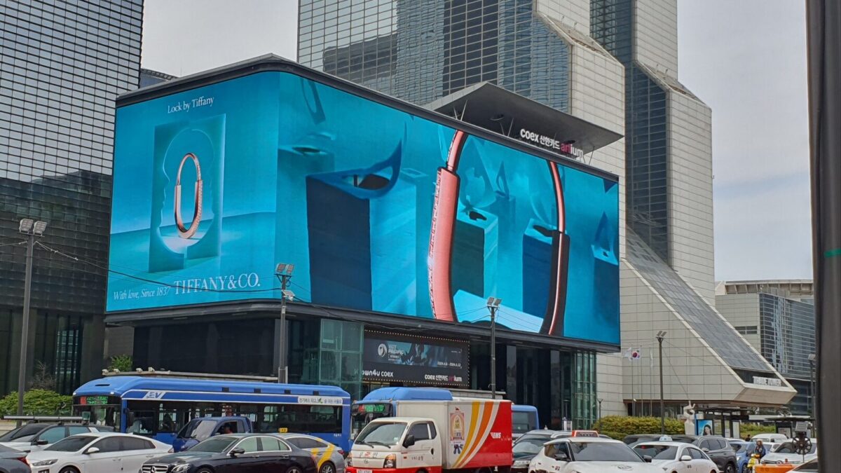 코엑스 일대를 대표하는 거대 옥외광고 미디어