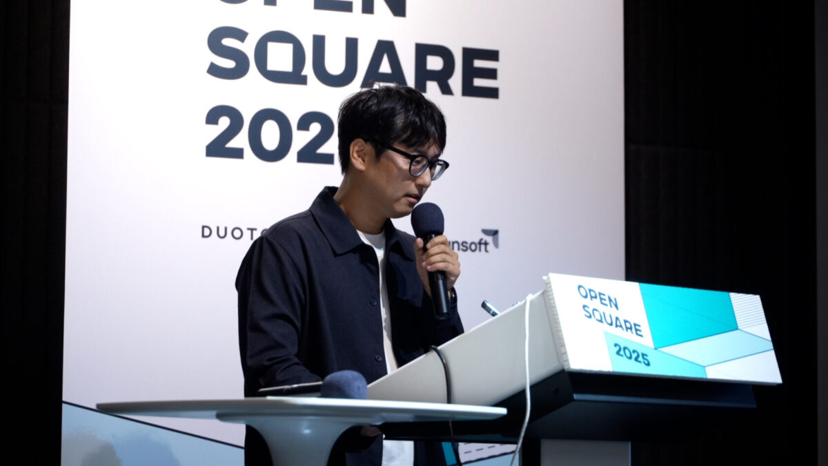 라인 ABC 스튜디오의 김황일 모션 그래픽 인터랙션 디자이너는 단상에 올라 AI 실무 적용에 있던 시행착오와 극복 과정을 이야기했다(사진=오픈패스)