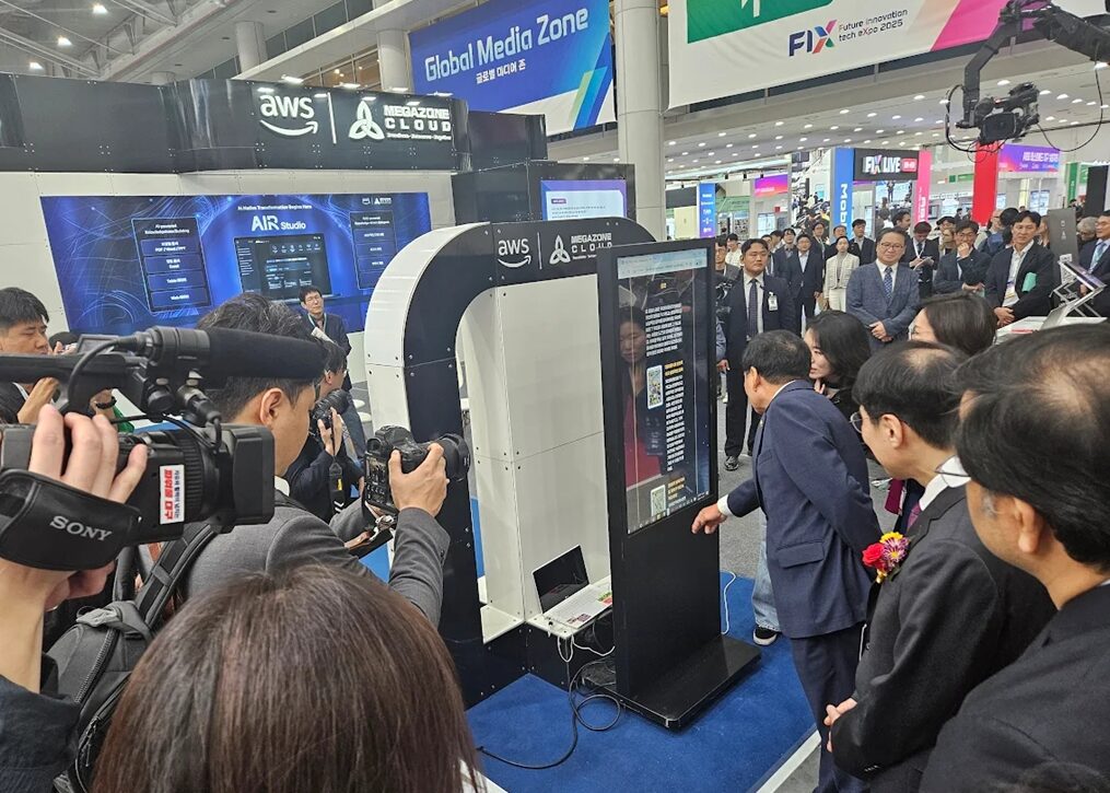 대구 엑스코 FIX 2025 현장에서 메가존클라우드 직원이 부스를 찾은 대구시 고위관계자들에게 Megazone AIR Studio를 설명하고 있다.(자료=메가존클라우드)