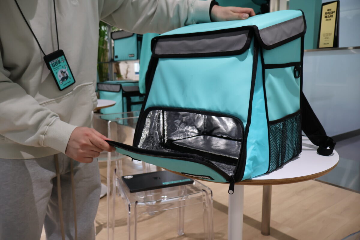 백팩 하단 지퍼를 열면 가방 용량이 10 리터 늘어난다.