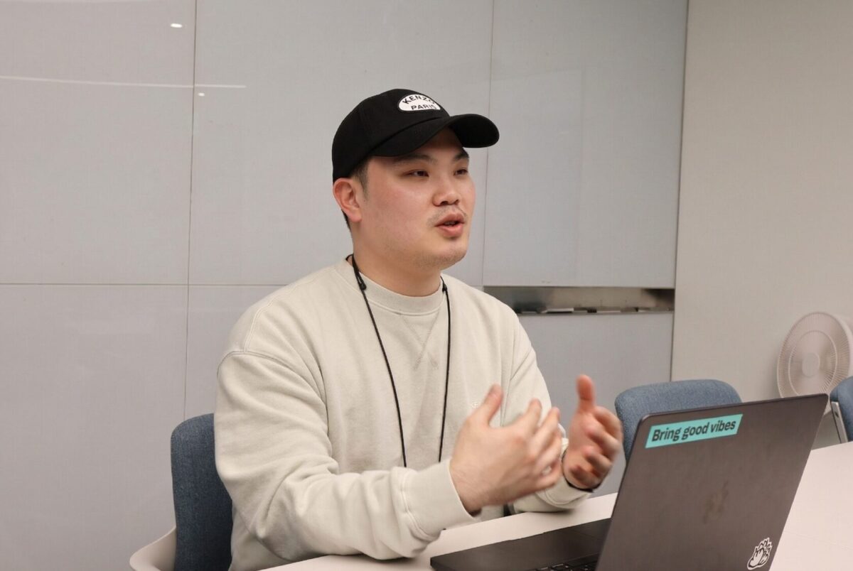 김관우 팀장은 우아한청년들의 온·오프라인에서 제작되는 모든 디자인 제작물을 총괄하고 있다.